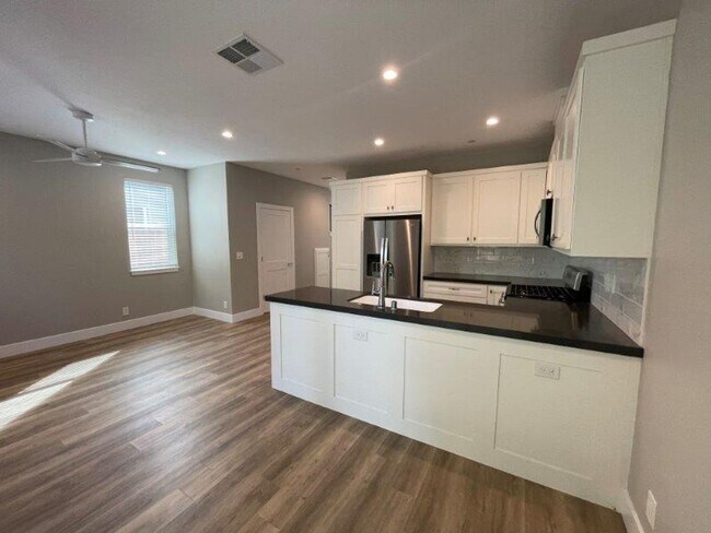 Building Photo - Great 2 Bedroom Home Close to UC Davis Med...