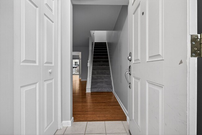 Foto del edificio - Move-In Ready 3BR Townhome – Deck, Yard & Finished Basement *OPEN HOUSE 3/14/26 1PM-3PM *