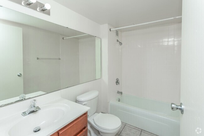Estudio, 1BA (B): 372 ft² - Regency Tower