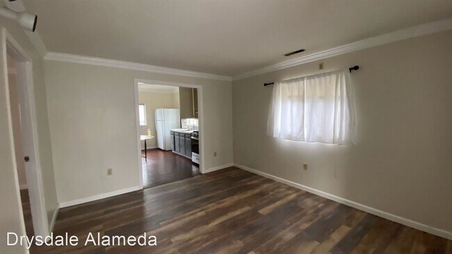 Building Photo - 2 br, 1.5 bath House - 5 Mastick Court