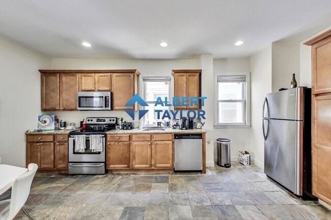 Building Photo - 47 Hillside St