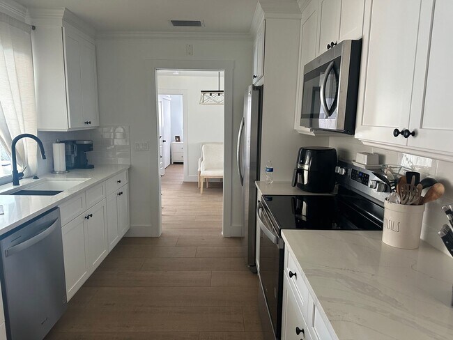 Foto del edificio - Beautifully Updated Unique Waterfront/Pool...