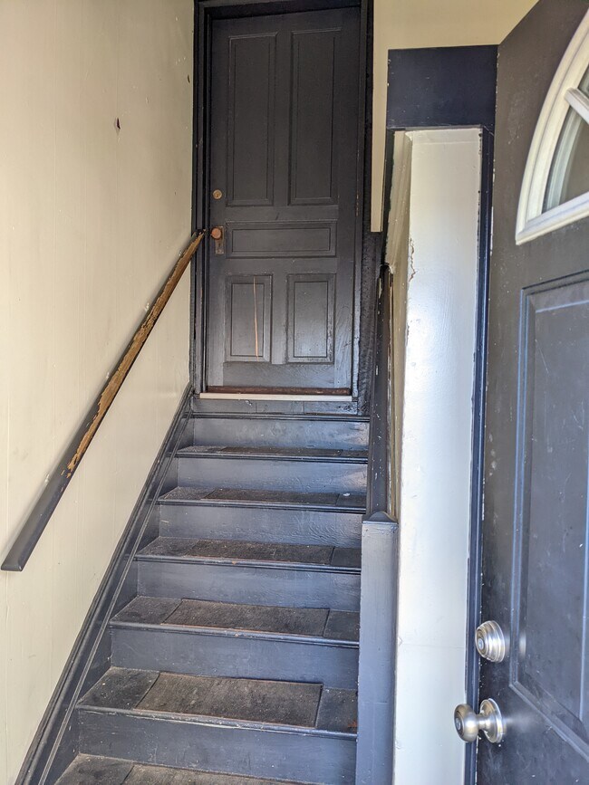 Entryway - 836 Locust St