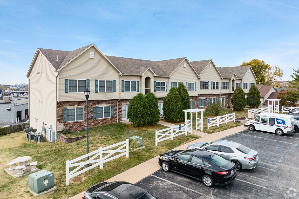 Primary Photo - Arthur Commons Apartments