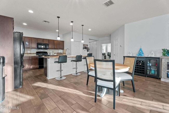 Building Photo - Las Brisas Beauty