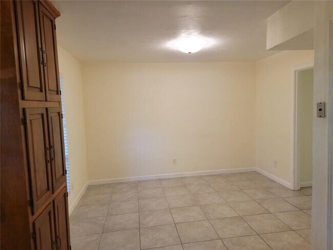 Building Photo - 906 S Weatherred Dr