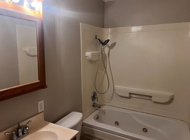 Foto del edificio - 4 Bedroom 2 Bathroom