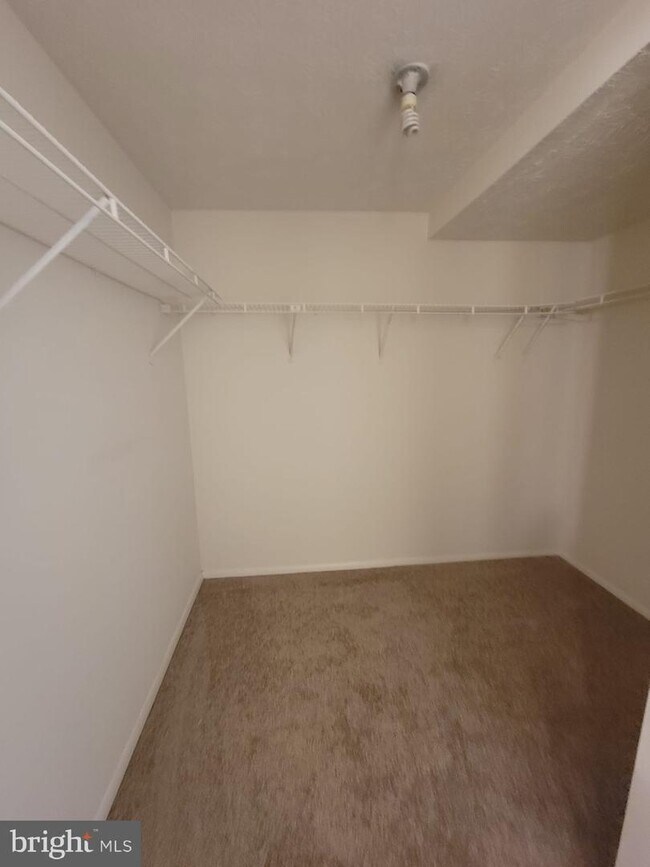 Building Photo - 4400 Groombridge Way