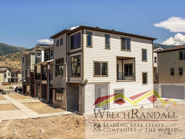 Foto del edificio - 3-Bed Townhome in Farmington – Style, Spac...