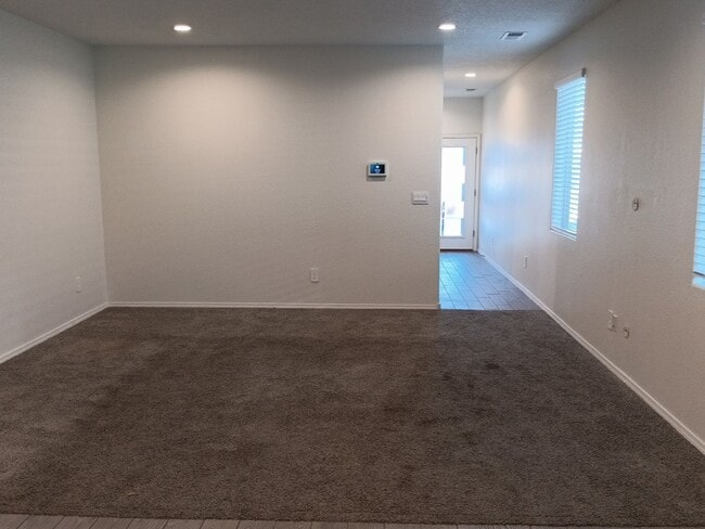 Building Photo - Beautiful 3 bedroom, 2 bathroom in Rio Rancho! Showings available NOW!