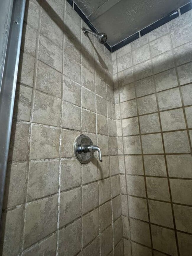 Foto del edificio - 4893 Madison Dr