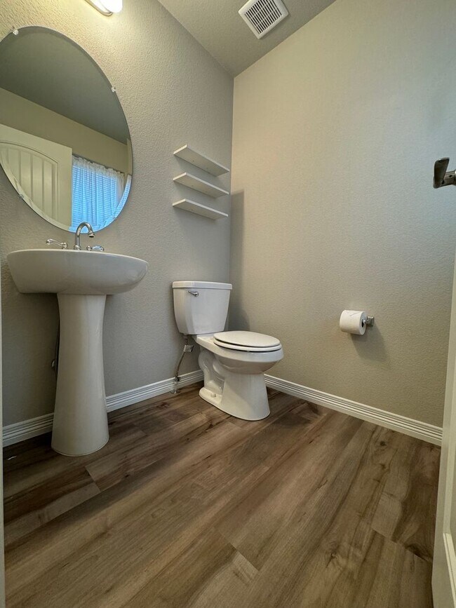 Foto del edificio - Newer home! 4 bedrooms! 2 Car! AC!