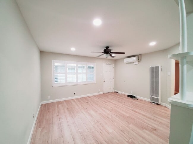 Foto del edificio - 2 bedroom home with garage, solar power, A...