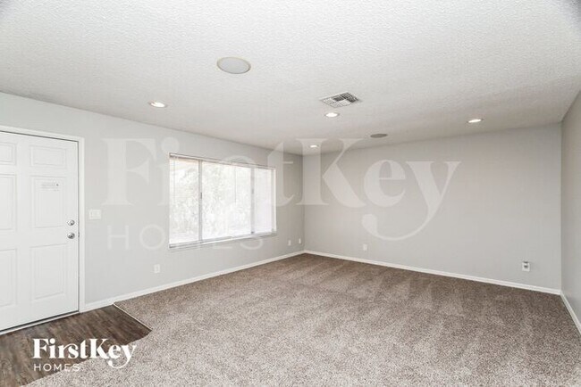 Building Photo - 5909 San Fernando Dr