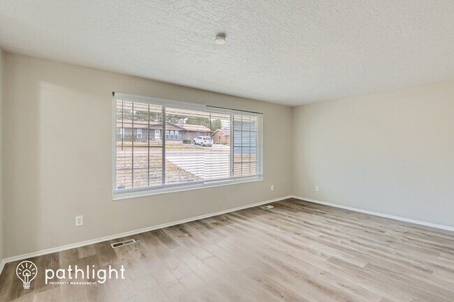 Foto del edificio - 5009 S 2575 W, Roy, UT, 84067
