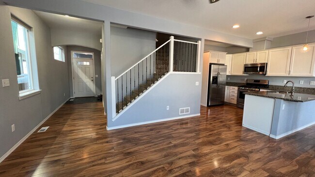 Building Photo - 4 Bed / 2.5 Bath Townhouse with Fenced Yar...