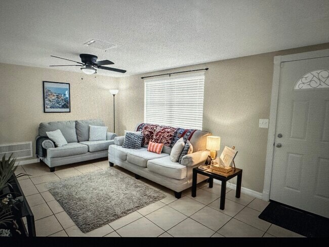 Sala de estar - 6734 Sandalwood Dr