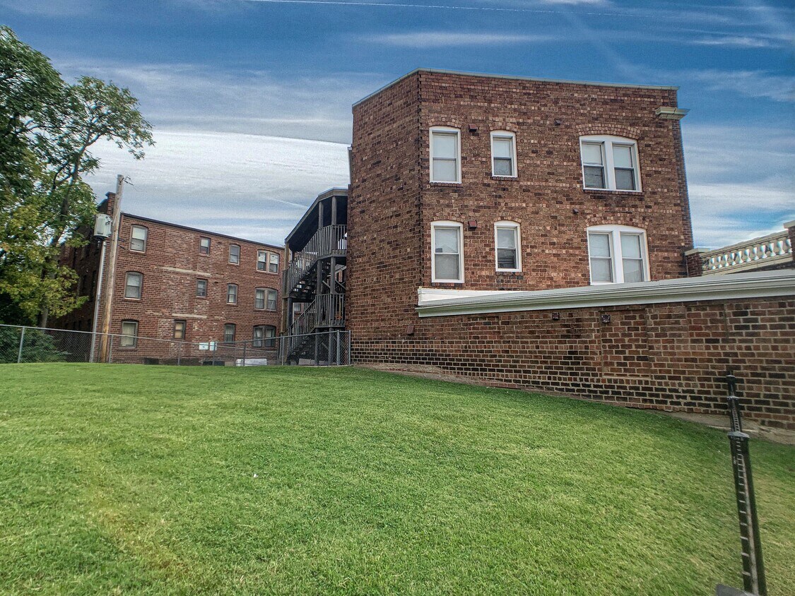 7157 Lyndover Pl, Maplewood, MO 63143 Apartments in Maplewood, MO