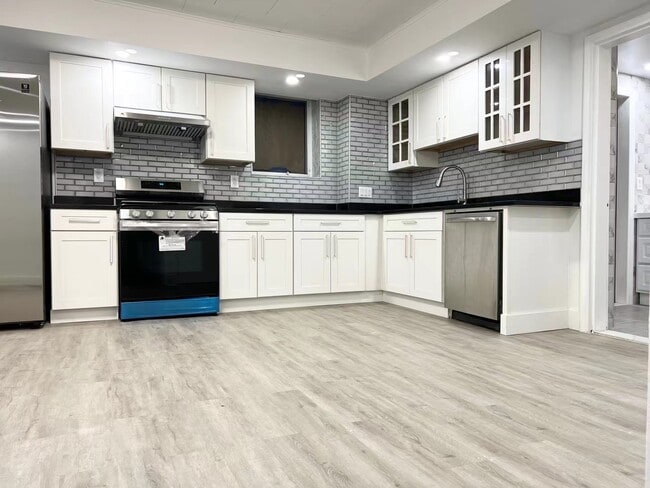 Building Photo - 231 Jerome Ave