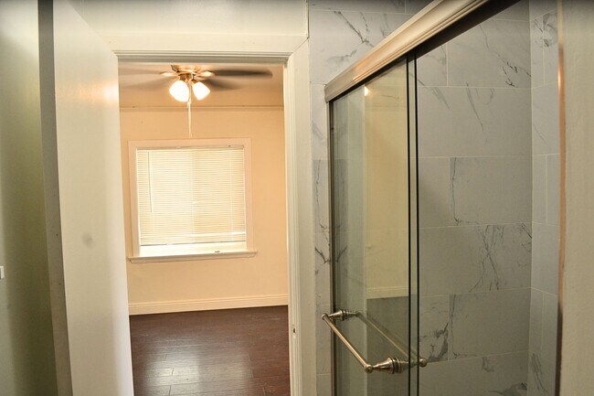 Foto del edificio - ??Newly Remodeled 2 Bed / 1 Bath Apartment...