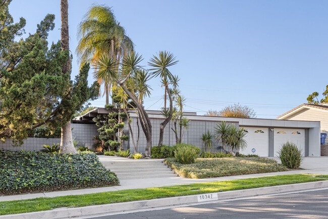 Foto del edificio - Stunning Mid-Century Modern 4 BR 3 BA with Bonus Room and Office