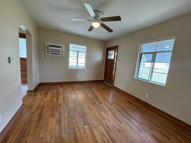 Foto del edificio - 4501 Packard St