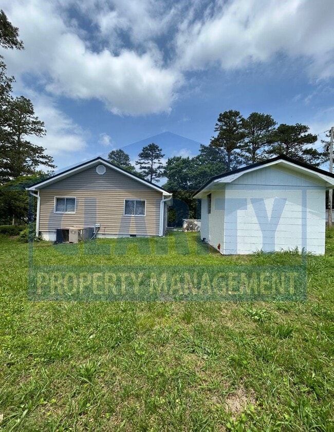 Building Photo - Charming 2-Bedroom Home with Spacious Yard...