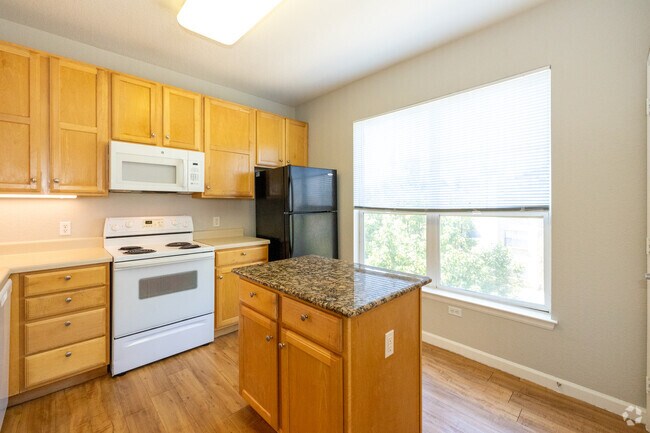 2BR, 2BA - 1138SF - Kitchen - Retreat at City Center