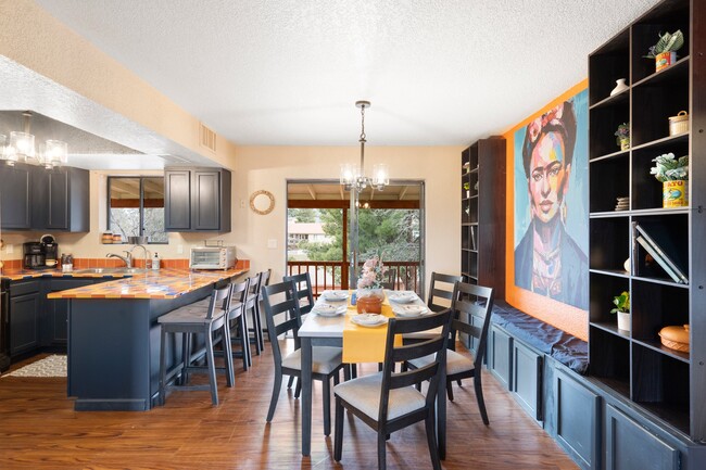 Dining room - 887 E Peila Ave