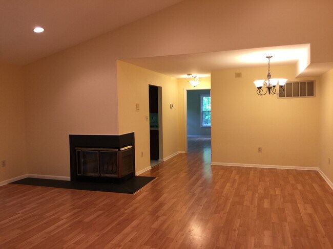 Building Photo - 114 Cascade Ct