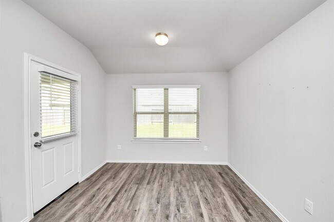 Building Photo - 2214 Welborn Dr