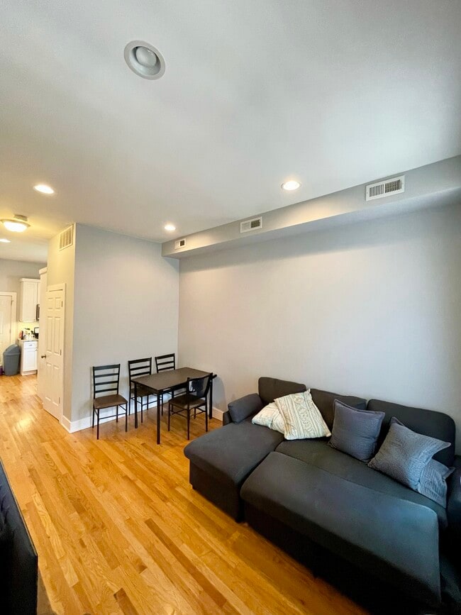 Sala de estar/Comedor - 2135 S Fairfield Ave