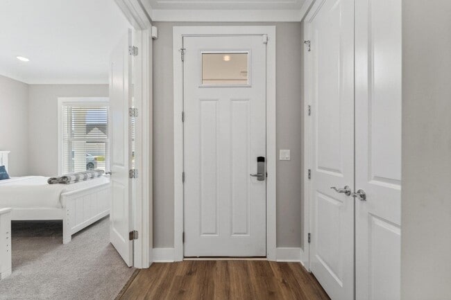 Building Photo - 712 Landing Cir