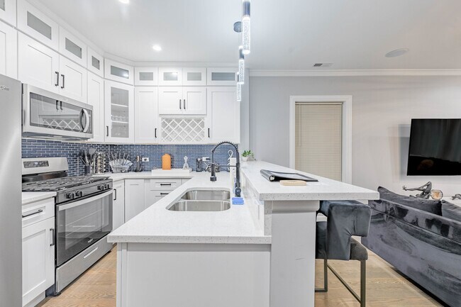 Foto del edificio - 4634 S Langley Ave