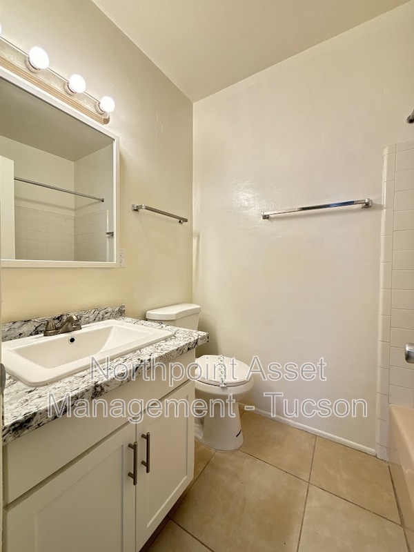 Building Photo - 1508 N Craycroft Rd