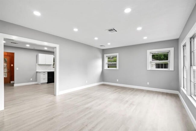 Building Photo - 1313 Elm St