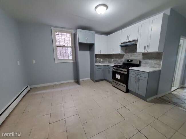 Building Photo - 3 br, 1 bath Townhome - 355 S 11th St