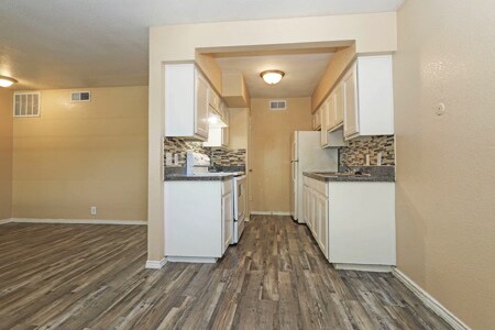 Foto del edificio - 2701 Green Oaks Rd