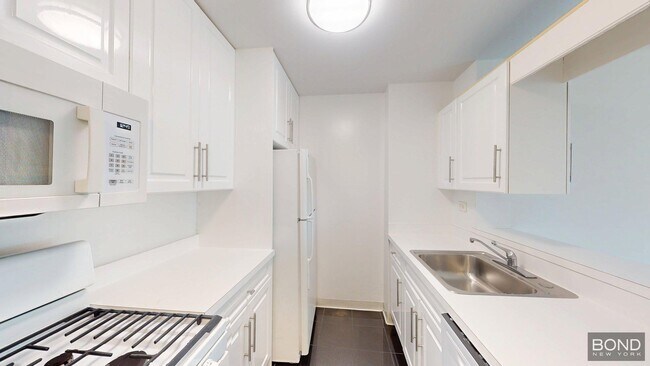 Building Photo - 400 E 71st St
