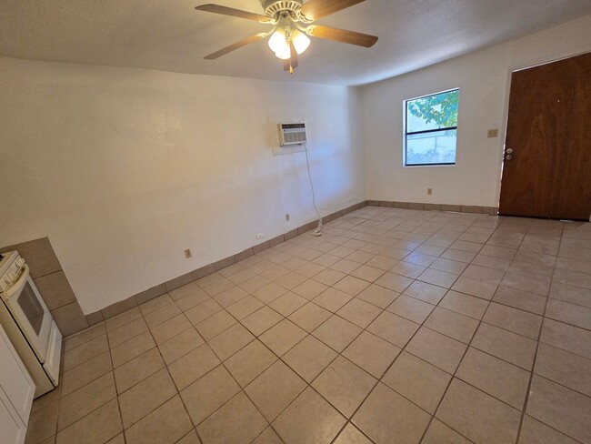 Building Photo - Small 2 bedroom 1 bath Apartment