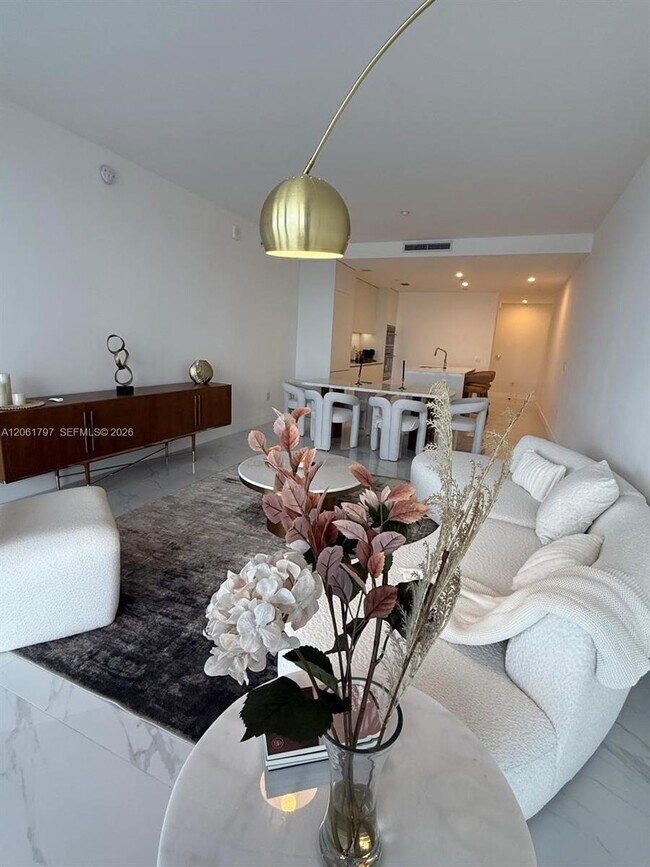 Foto del edificio - 700 NE 24th St