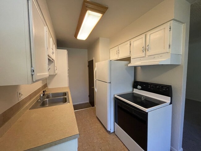 Building Photo - 2 BEDROOM, 1 BATHROOM TOWNHOUSE