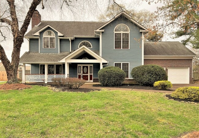 GREAT FARRAGUT LOCATION WITH INVITING FRONT PORCH CHARM!!! - GREAT FARRAGUT LOCATION WITH INVITING FRONT PORCH CHARM!!! House