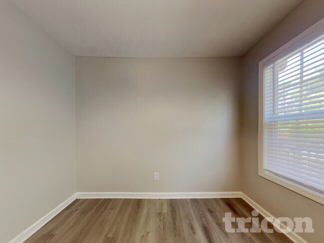 Building Photo - 15 Woodwind Dr