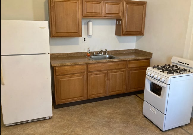 Building Photo - 221X Brookfield Ave