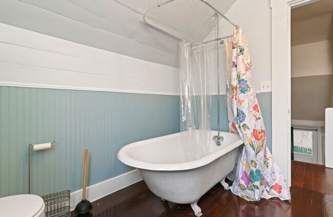 Building Photo - Historic Wenatchee Home 3 Bedroom 2 Bath
