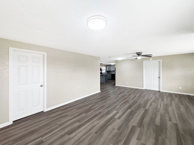 Building Photo - 122 Drew Ave