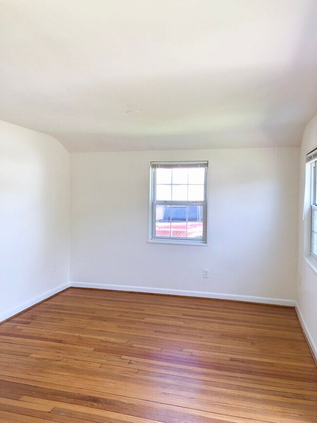 Building Photo - Lovely 3 Bedroom Single-Family Home in Hya...