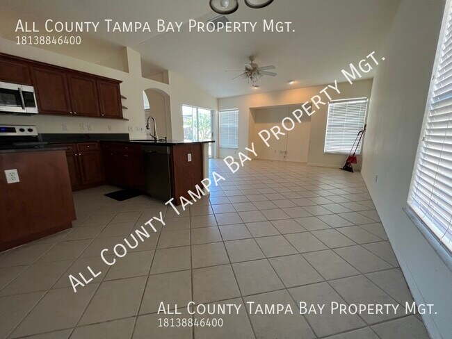 Building Photo - 4 bedroom 2 bath home in Brentwood Hills!