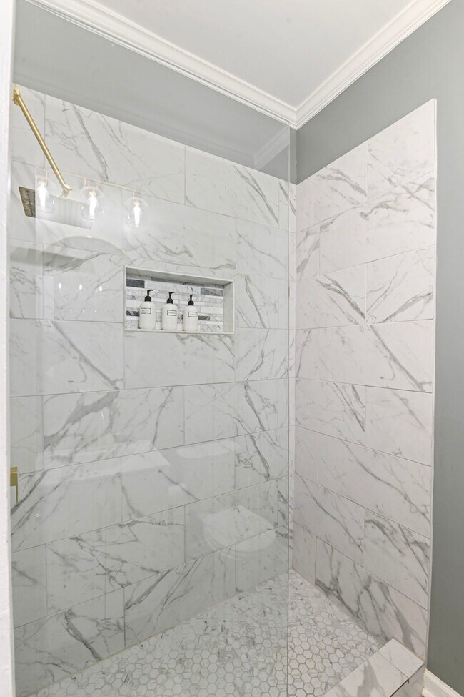 Building Photo - Felder 6 Unit